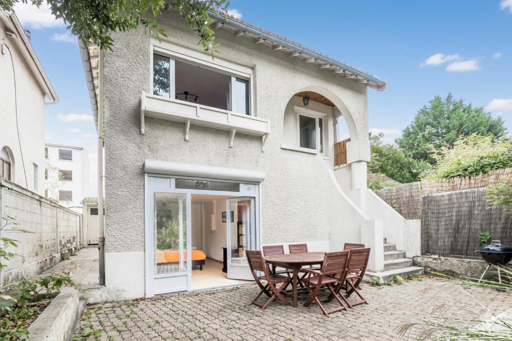 a home with a patio with a table and chairs at Les Marguerites - Pavillon, Wifi, TV, 2 Parkings in Chevilly-Larue