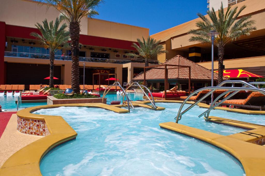 Der Swimmingpool an oder in der Nähe von Golden Nugget Biloxi