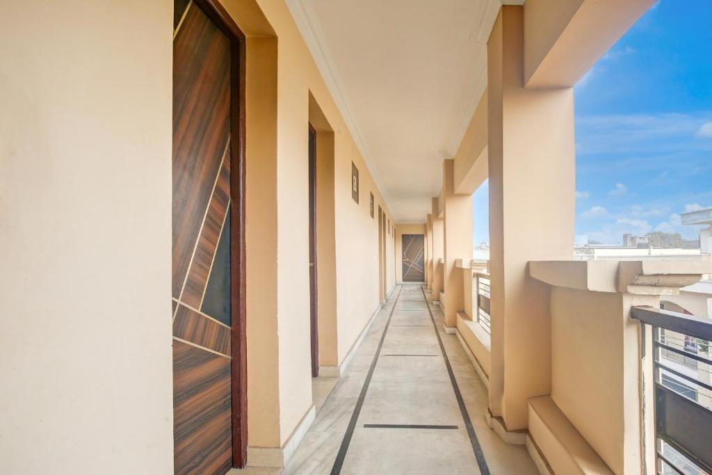 an empty corridor of a building with a door at Hotel O Subash Inn in Jalandhar