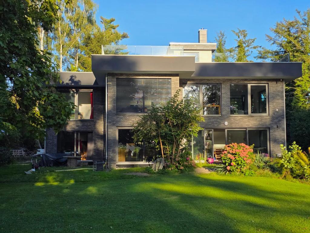 a house with a lawn in front of it at Seeblick Wohnung,Hausboot in Königs Wusterhausen