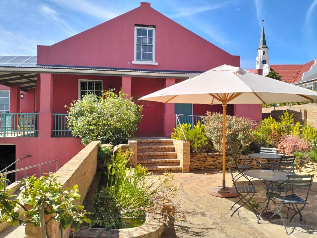 NapierにあるThe Restio Country Guesthouseの赤い家