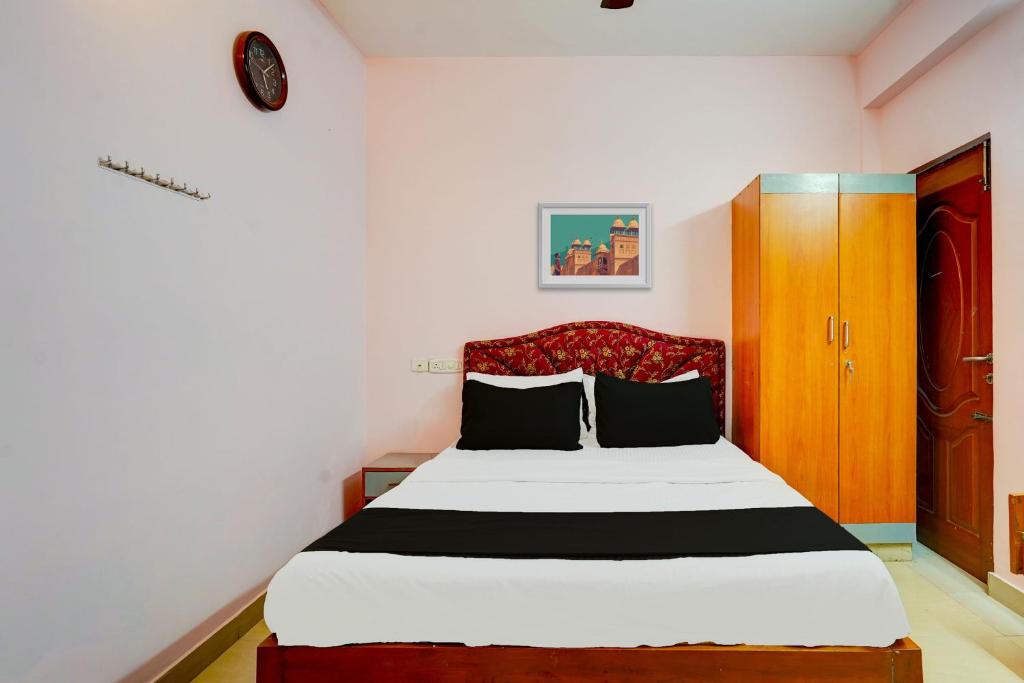 Giường trong phòng chung tại Collection O Terra Hotel Mogappair