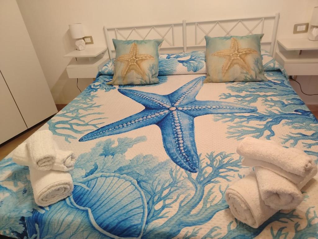 Un dormitorio con una cama con una estrella de mar encima. en Lucky House, en Muravera