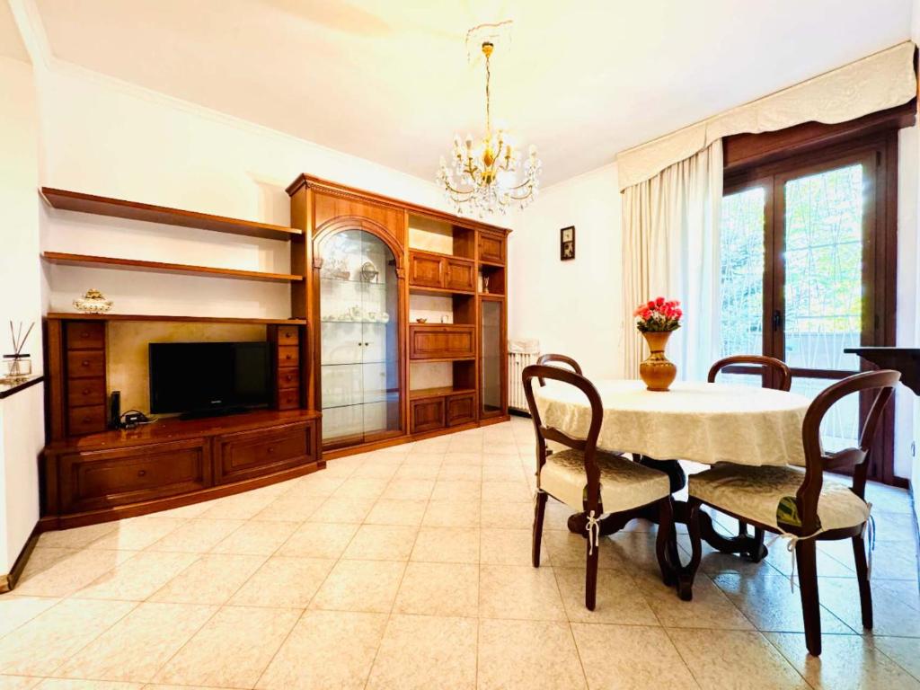 米兰Milan Parco Nord Casa的一个带桌子和电视的大客厅