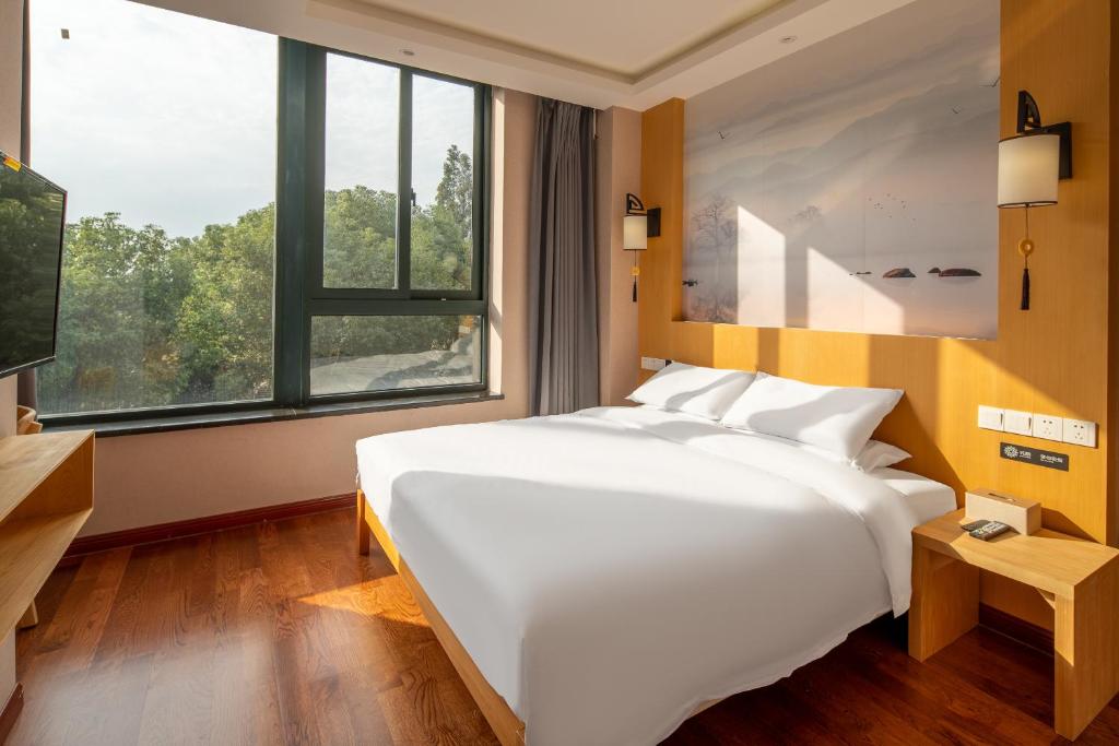 Giường trong phòng chung tại Meiwan Inn