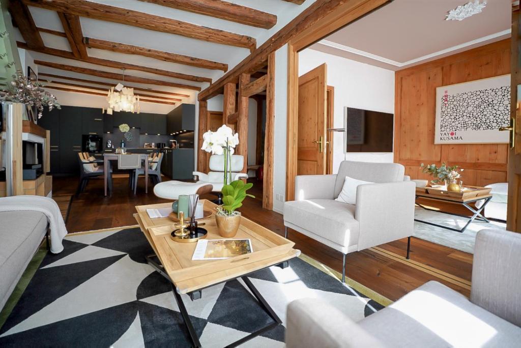 Et opholdsområde på Central Chalet Rooftop Maisonette in Old Town