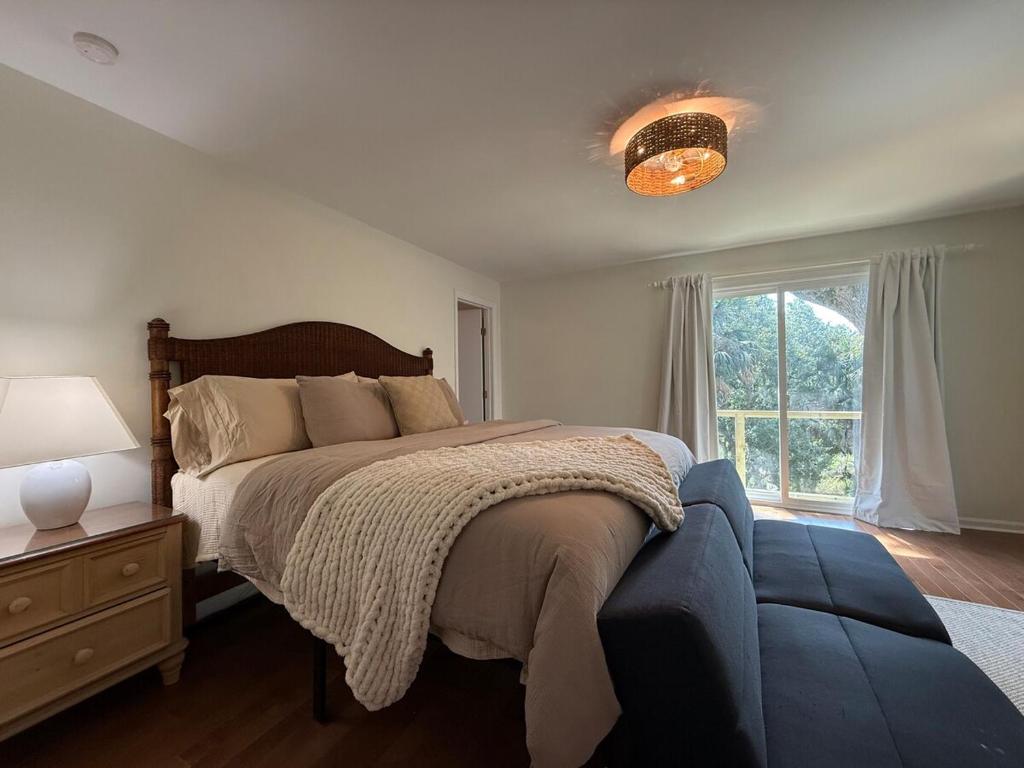 Postel nebo postele na pokoji v ubytování The Ugly Dolphin a Stylish Home for 12