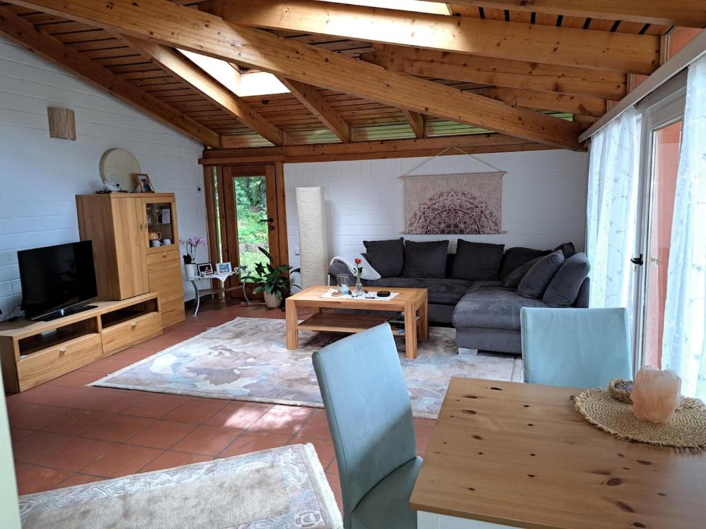 ein Wohnzimmer mit Sofa und Tisch in der Unterkunft Ferienwohnung, ruhig im Grünen in Osterrönfeld