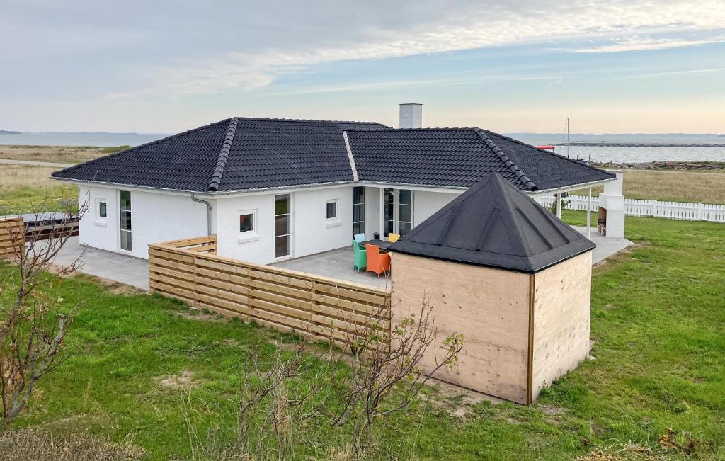 Oddesund SydにあるCozy Home In Struer With Saunaの黒屋根の小さな白い家