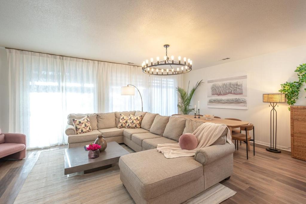 una sala de estar con un sofá y una mesa en Amara Villa-Heated Pool and Spa, Game Room, Fire Pit, BBQ, en Indio