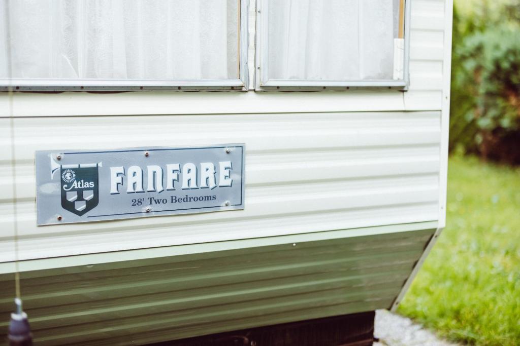 a sign on the side of a house at Retro mobilehome Fanfare Woltzdal in Bischenrech