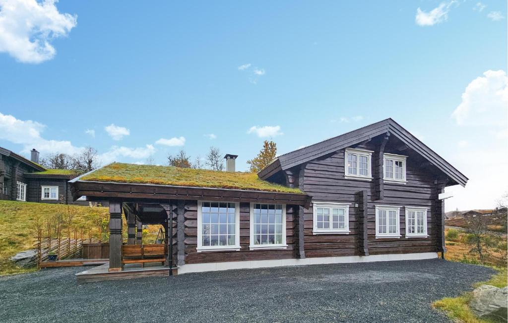 una casa de madera con techo en Cozy Home In Rauland With Wifi, en Torvetjørn