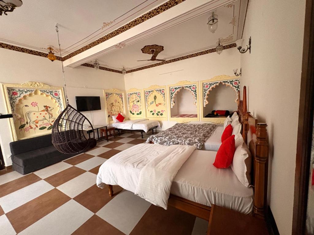 Ένα ή περισσότερα κρεβάτια σε δωμάτιο στο Hotel Ushaan Haveli