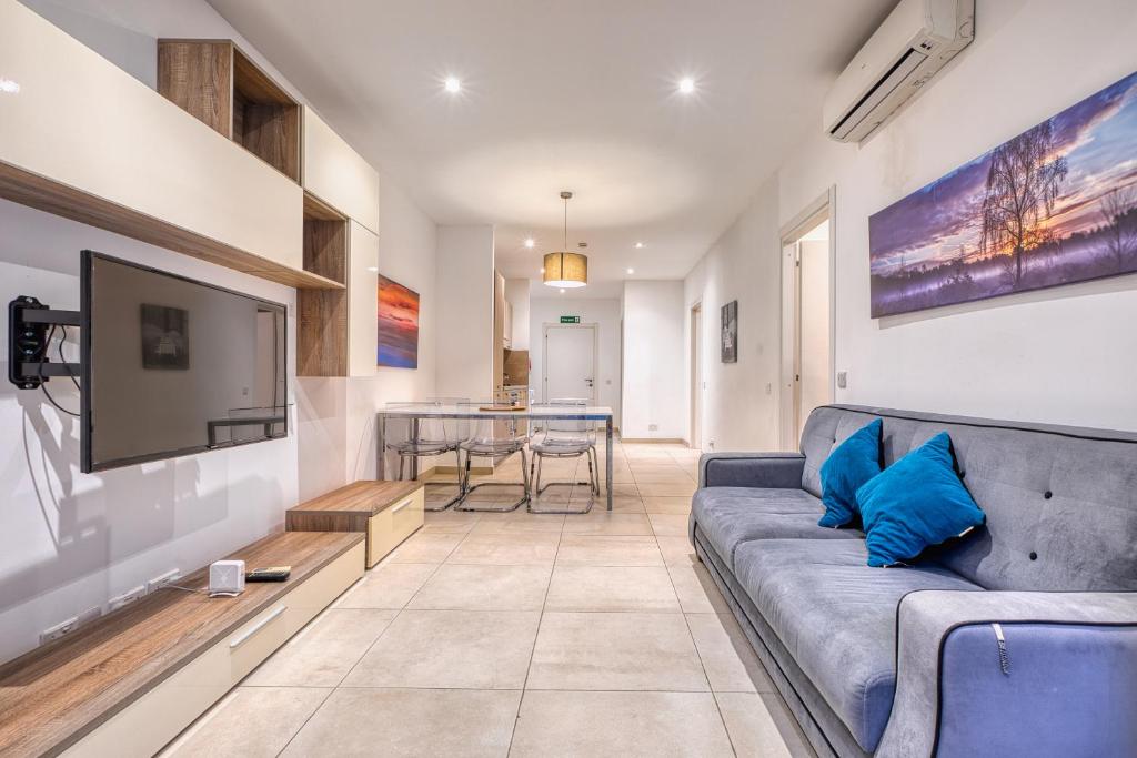 TV a/nebo společenská místnost v ubytování Modern apartment in sliema next to the sea