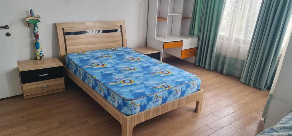 una piccola camera da letto con un letto con una coperta blu di Your Palace ad Addis Abeba