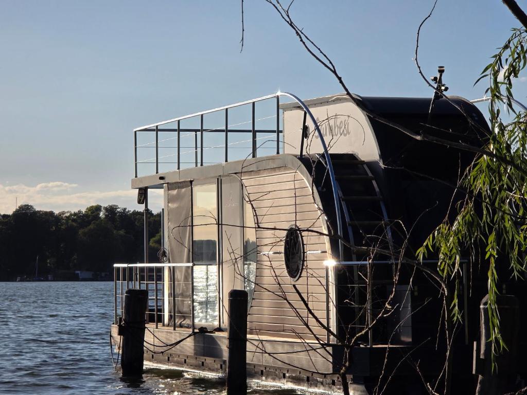 a boat is docked on a body of water at Seeblick Hausboot Sambesi in Königs Wusterhausen