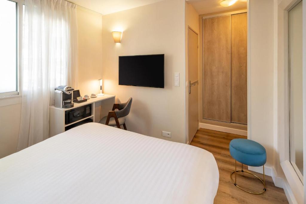 Best Western Plus Hôtel la Rade - Classic Queen Room - Non-Smoking