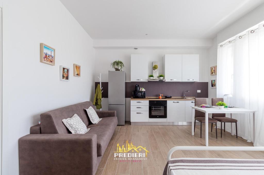 ein Wohnzimmer mit Couch und Küche in der Unterkunft Borgo Panigale - near the Airport - Polleggio Home in Bologna