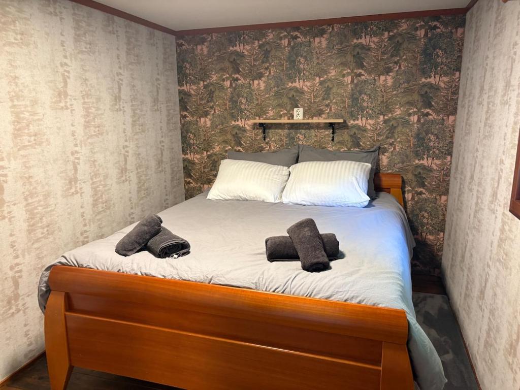 a bedroom with a bed with two towels on it at Het Bosgeluk in Voorthuizen