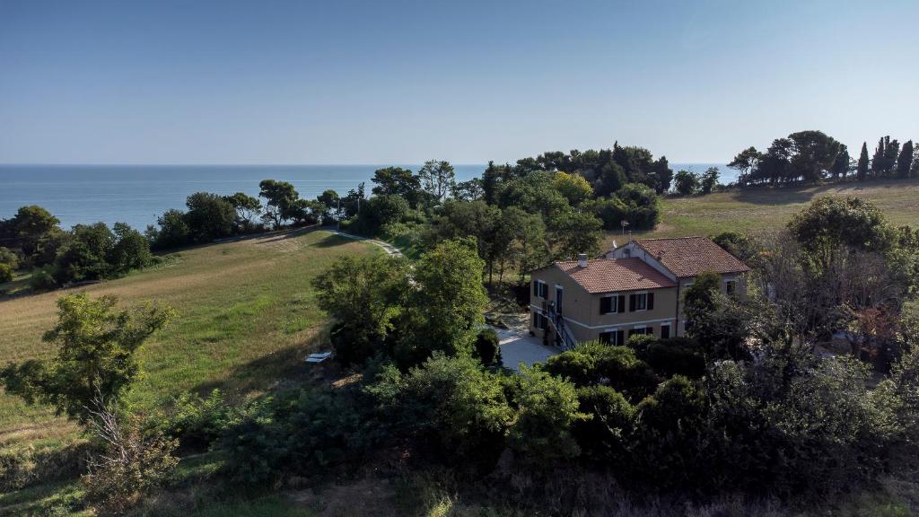 una vista aérea de una casa en una colina junto al océano en Casa Tobira, en Trebbiantico