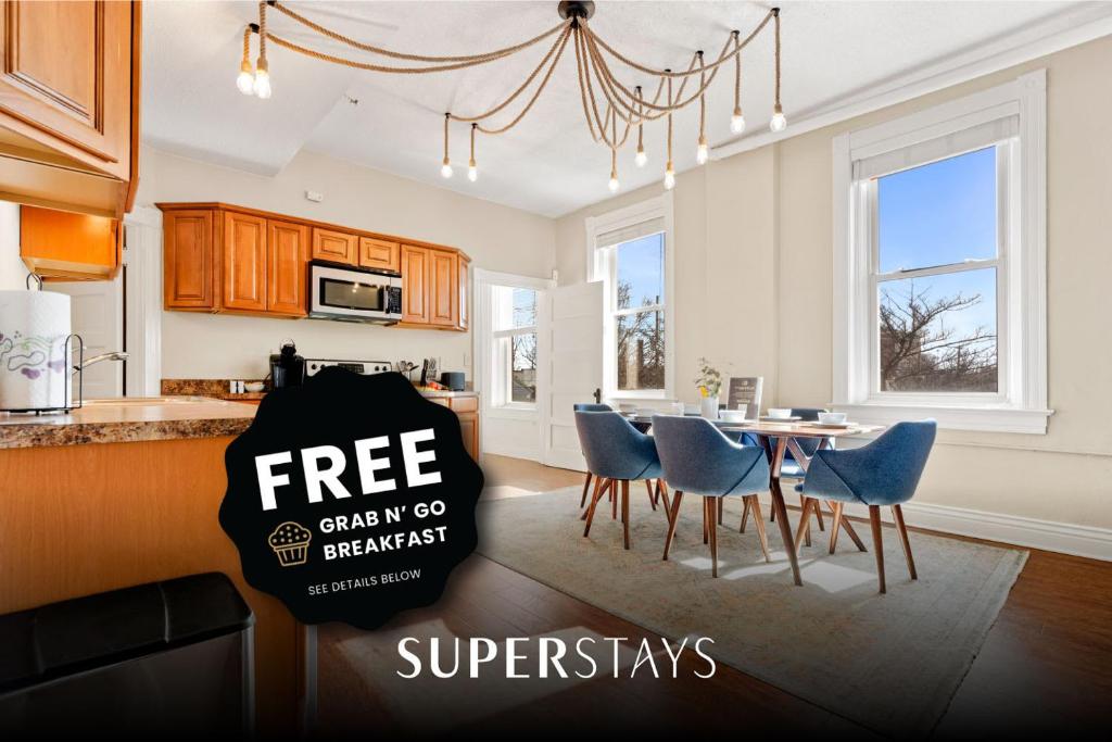 una cucina con tavolo e sedie blu di KING Sleep8 4Bed 2BR 2 BA Swepson Hideaway a Louisville