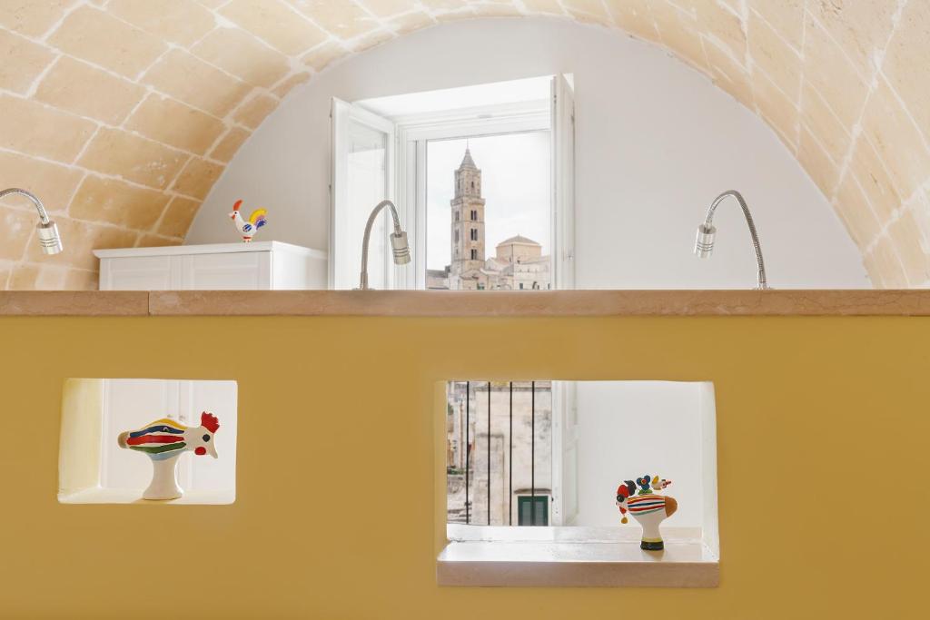 マテーラにあるLa Casa di Gianniの窓付きキッチン(花瓶2本付)