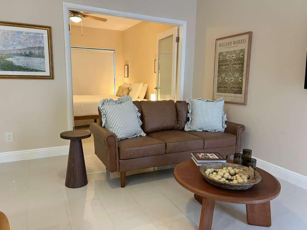 Et opholdsområde på Open-Concept Urban Stay