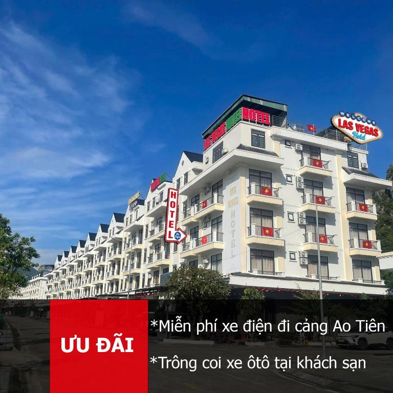 Un gran edificio blanco con un cartel delante. en LAS VEGAS HOTEL, en Quảng Ninh