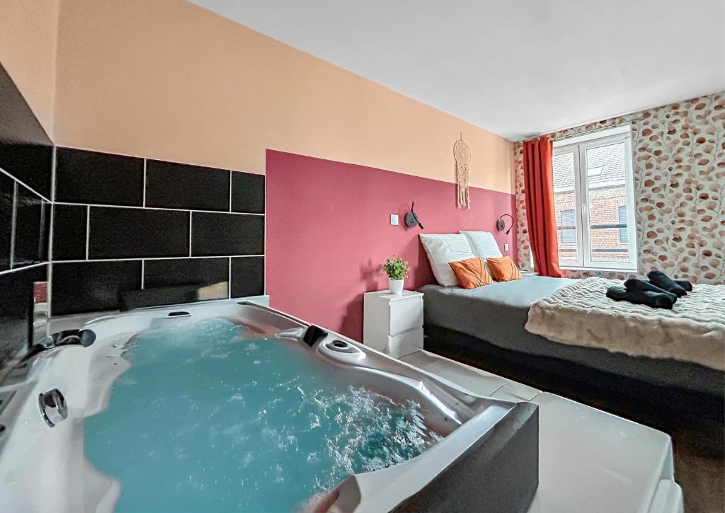 Postel nebo postele na pokoji v ubytování Balnéo Privée Wifi Fibre Chic & Détente Romantique