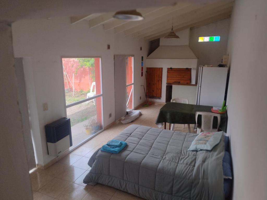 ein Schlafzimmer mit einem Bett und einem Tisch darin in der Unterkunft Lo de Juana in Puerto Madryn