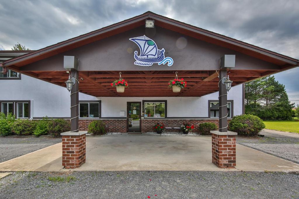 un bâtiment avec un bateau sur son côté dans l'établissement Auberge motel drakkar, à Shawinigan