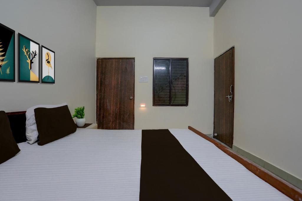 - une chambre dotée d'un grand lit avec des draps noirs et blancs dans l'établissement SPOT ON by OYO Hotel Sun City, à Prayagraj