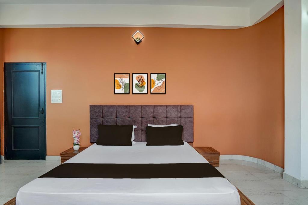 Postel nebo postele na pokoji v ubytování SPOT ON Hotel Mezbaani