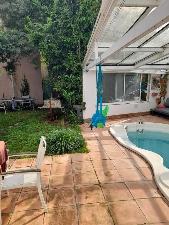 a backyard with a swimming pool and a swing at Escale fleurie in Toulouse