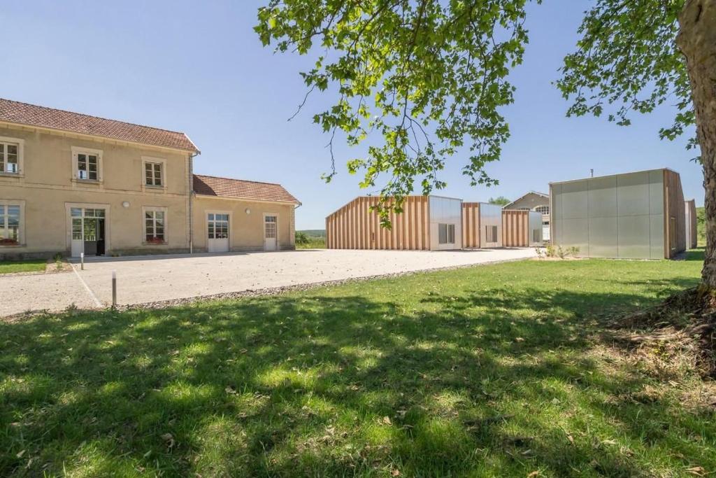 eine leere Einfahrt vor einem Gebäude in der Unterkunft Gîte de la Gare 3 in Voulaines