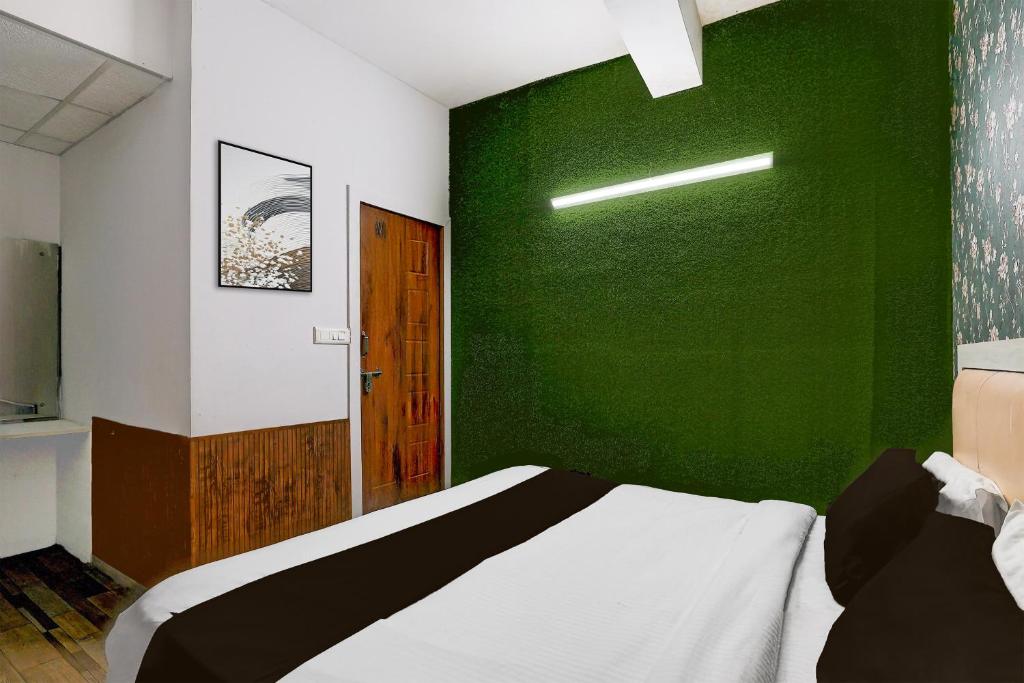Una cama o camas en una habitación de Hotel O Square Residency