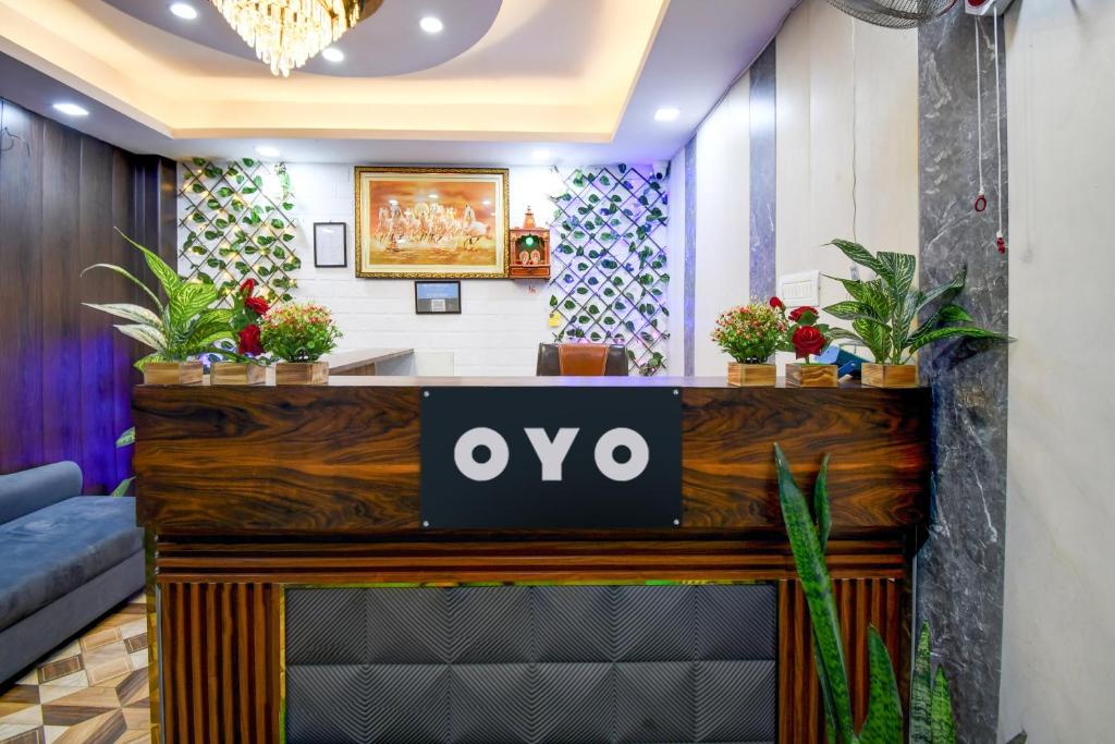 Un vestíbulo con un cartel de ovo en un mostrador. en Hotel O Royal Inn Hotel, en Bādshāhnagar