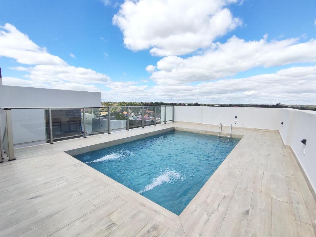 Nu GuazuにあるModern And Chic Loft Close To The Airport In Luqueの建物の屋上にあるプール