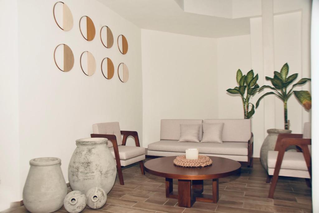 sala de estar con sofá y mesa con velas en beautiful and elegant apartment in Playa, en Playa del Carmen