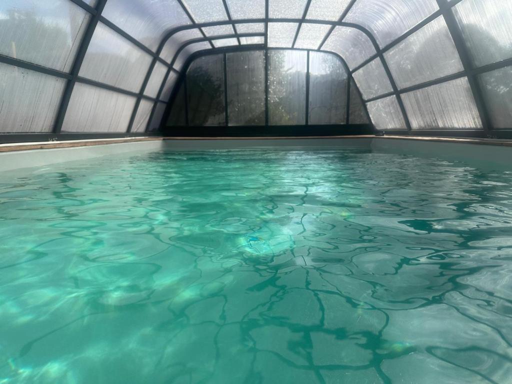 Swimmingpoolen hos eller tæt på Maison avec piscine chauffée toute l'année