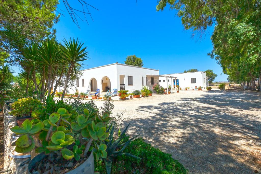 a view of the house from the driveway at Agriturismo Masseria Terra D'Otranto in Otranto