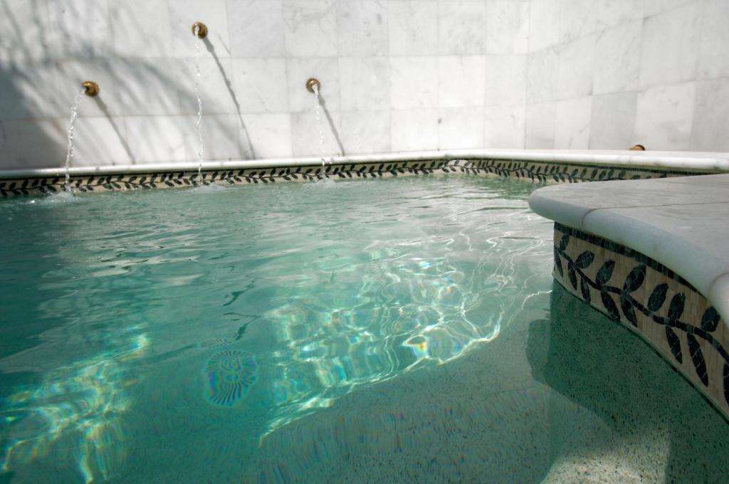 Bazén v ubytování Carmen Granadino, Retreat - Family Experience at the Costa Tropical, Granada Spain nebo v jeho okolí