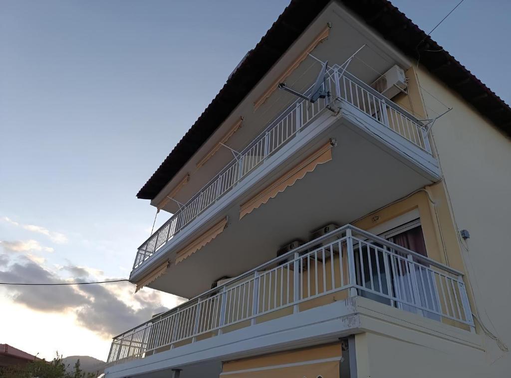 un edificio con balconi bianchi sul lato di House Lena a Sárti