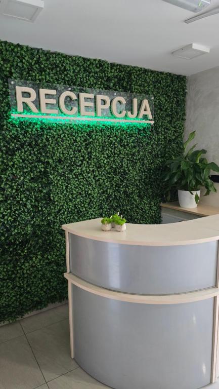 a green wall with a recycle sign on it at Hotelik SJ - bezkontaktowe zameldowanie in Łódź