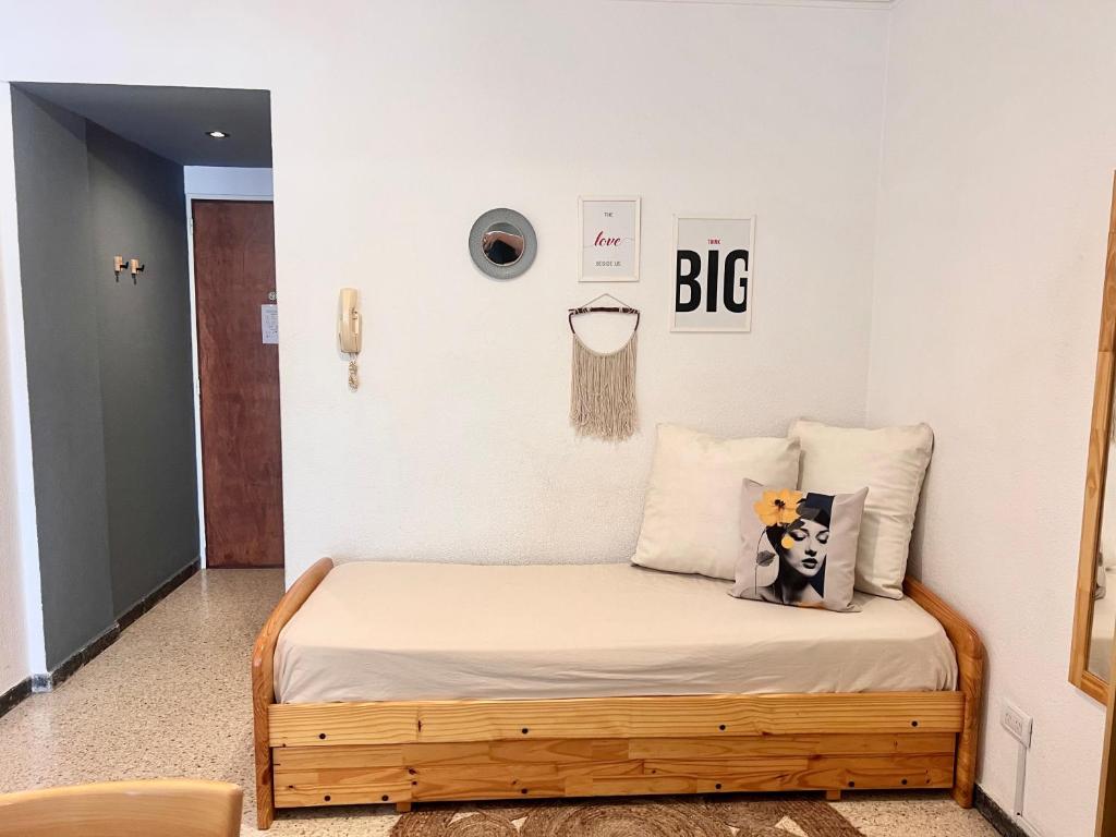 una piccola camera da letto con un letto con un cane di Apartamento Torreón Cerca del mar y Güemes a Mar del Plata