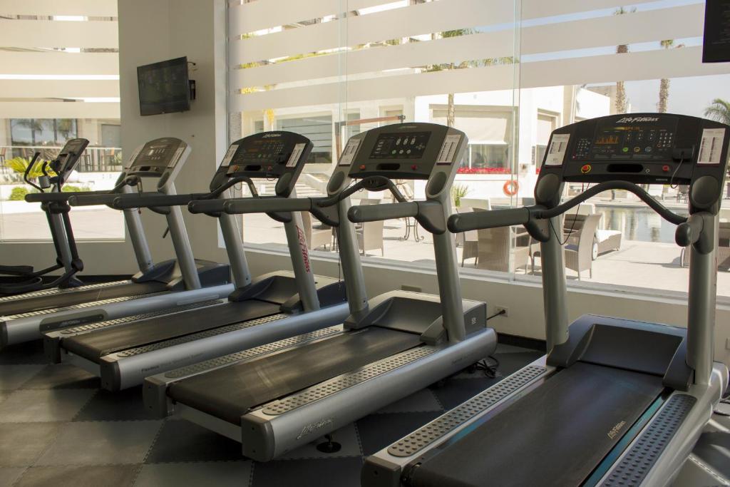 Fitness centrum a/nebo fitness zařízení v ubytování HS HOTSSON Hotel Leon