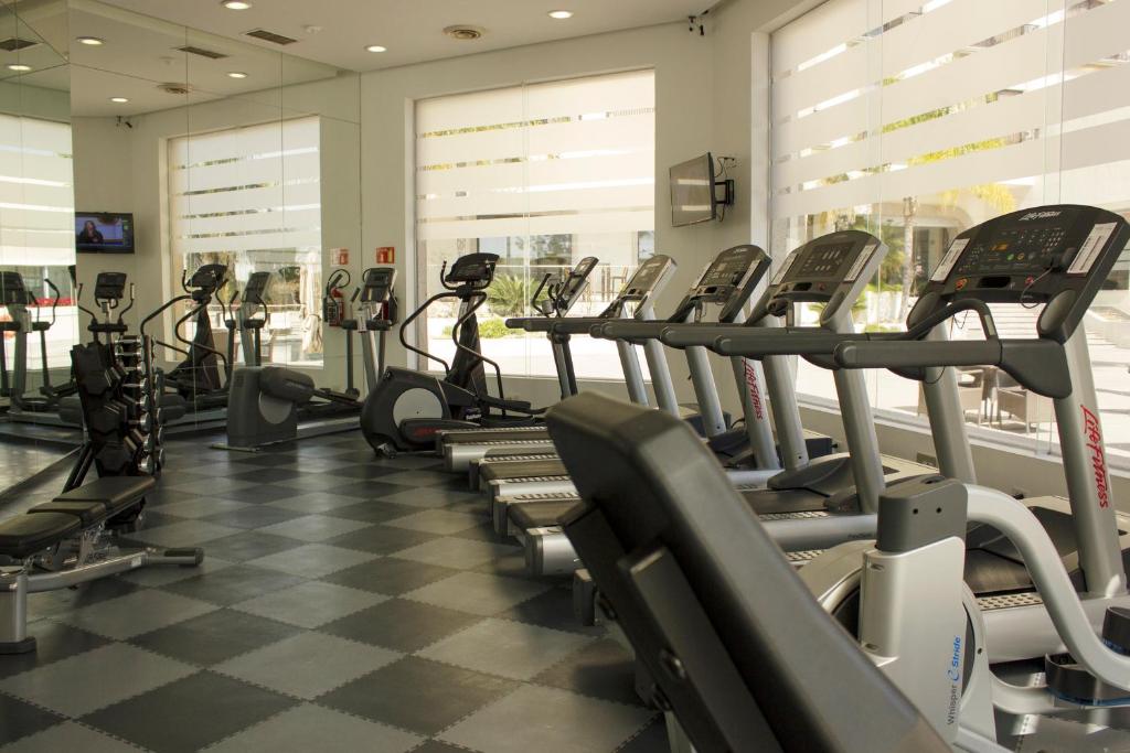 Fitness centrum a/nebo fitness zařízení v ubytování HS HOTSSON Hotel Leon