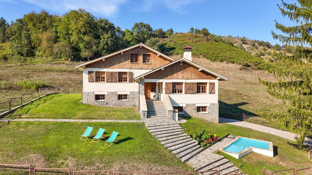 an aerial view of a house with a swimming pool at Espectacular chalet de montaña en plena naturaleza in Aizároz