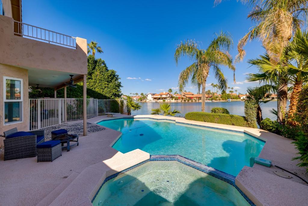 una piscina en el patio trasero de una casa en Lakefront Living! Huge Phoenix Home with Dock, Pool, en Phoenix