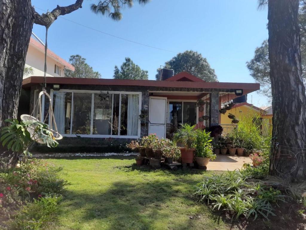 Κήπος έξω από το House in the Serene Hills of Bhimtal